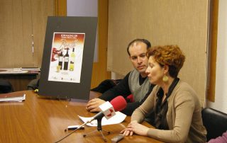 Jesús Blanco (Acobem) y Nancy Prada (concejala de Fiestas en 2011) en la presentación de las primeras Jornadas de Pinchos del Botillo