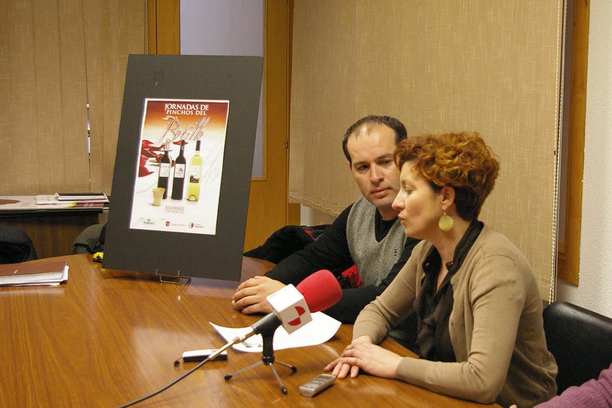 Jesús Blanco (Acobem) y Nancy Prada (concejala de Fiestas en 2011) en la presentación de las primeras Jornadas de Pinchos del Botillo