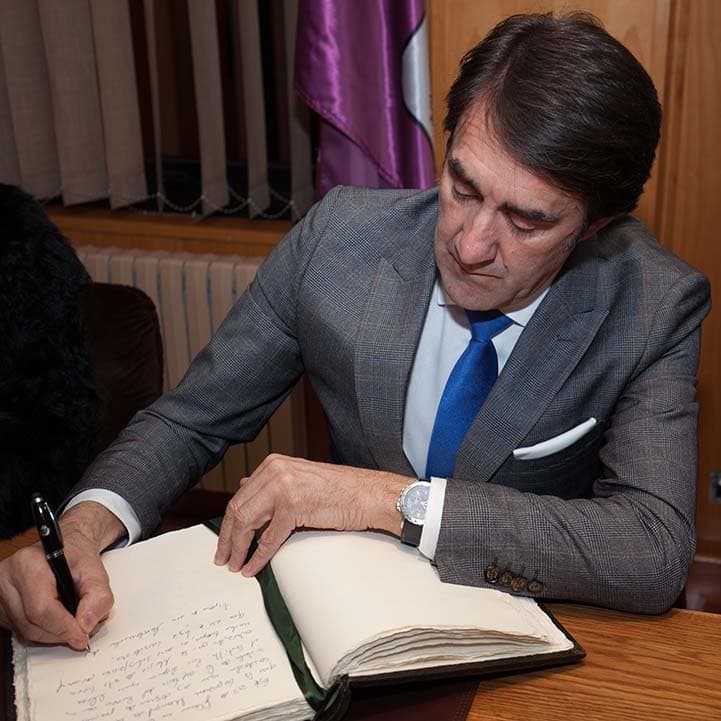 Juan Carlos Suárez Quiñones Botillo Bembibre firma libro de honor