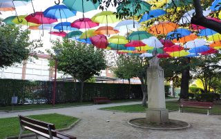 Bembibre parque Gil y Carrasco paraguas
