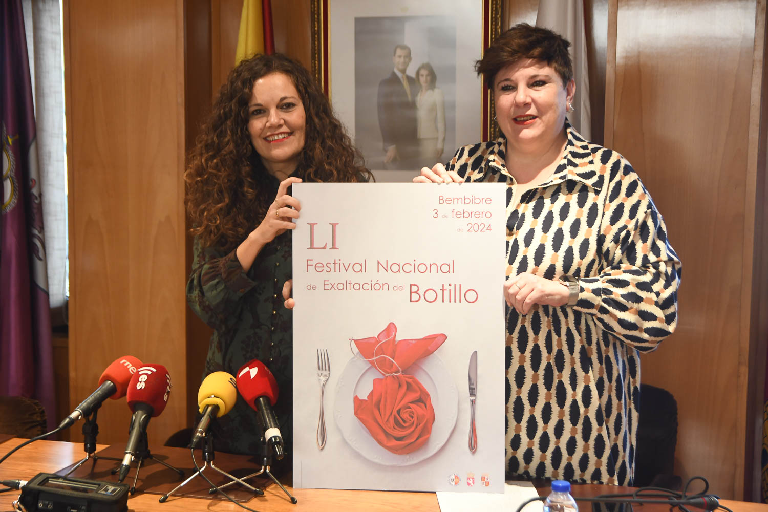 Silvia Cao y Belén Martín con el cartel ganador del LI Festival Nacional de Exaltación del Botillo